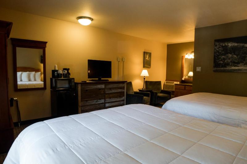 Queen Room with Two Queen Beds Riverside- No Pets image 4