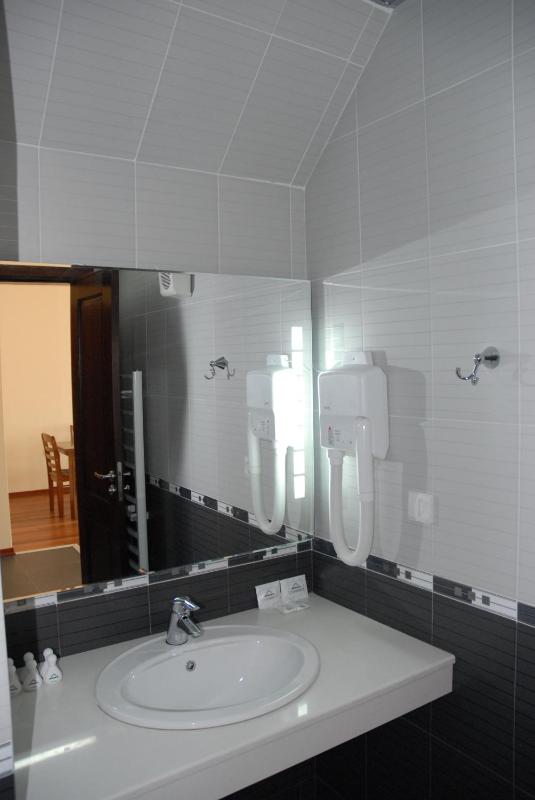 Twin Room with Mountain View image 3