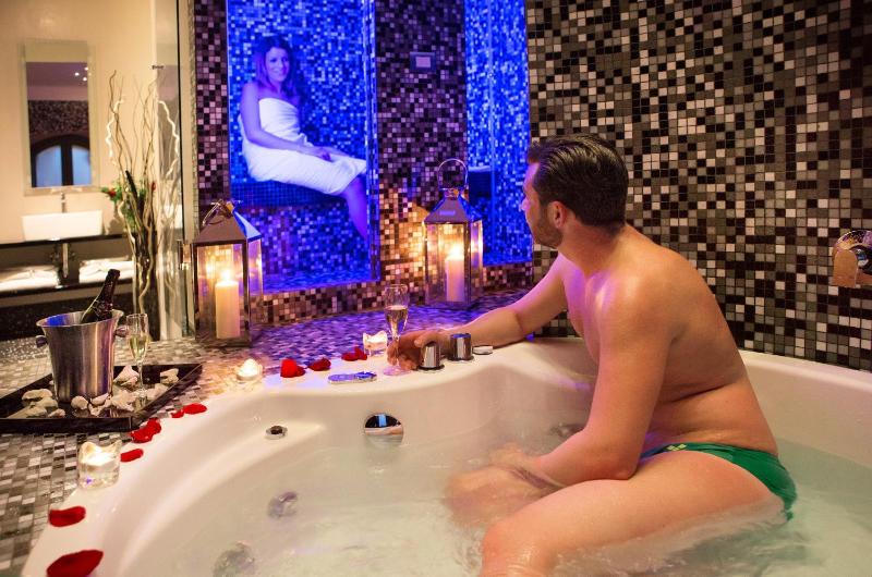 Suite with Hot Tub image 4