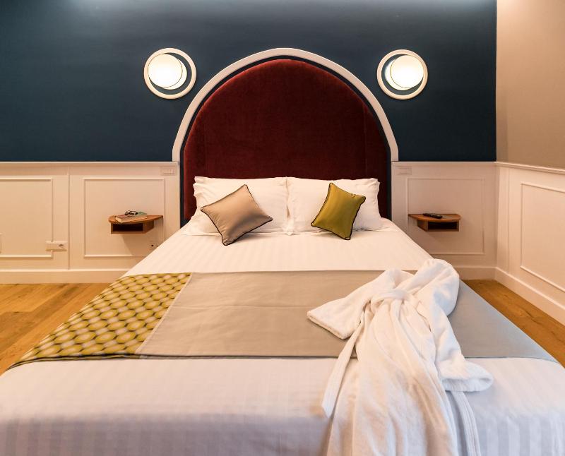Deluxe King Room image 3