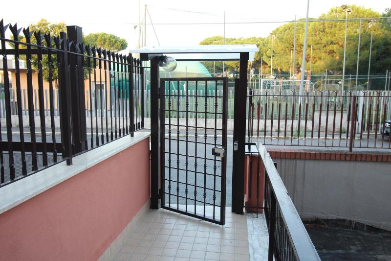 Studio Apartment - Split Level image 4