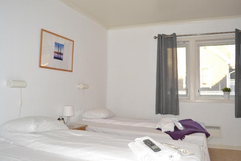 Twin Room with Shared Toilet image 2