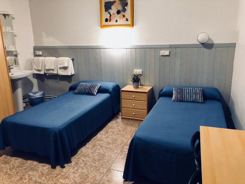 Twin Room with Shared Bathroom image 2