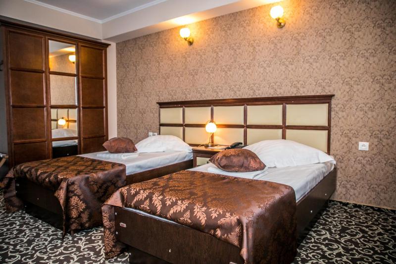 Twin Room image 4