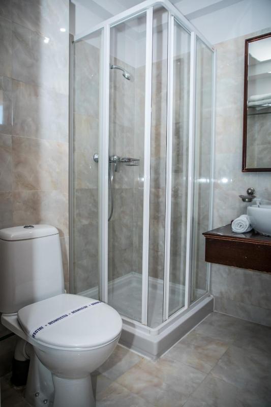 Twin Room image 3