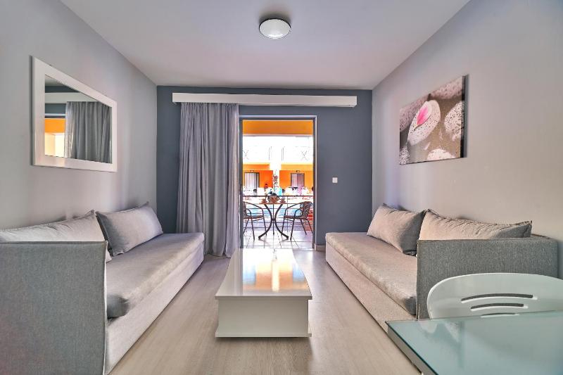 One-Bedroom Apartment (3 Adults + 1 Child) - All Inclusive image 3