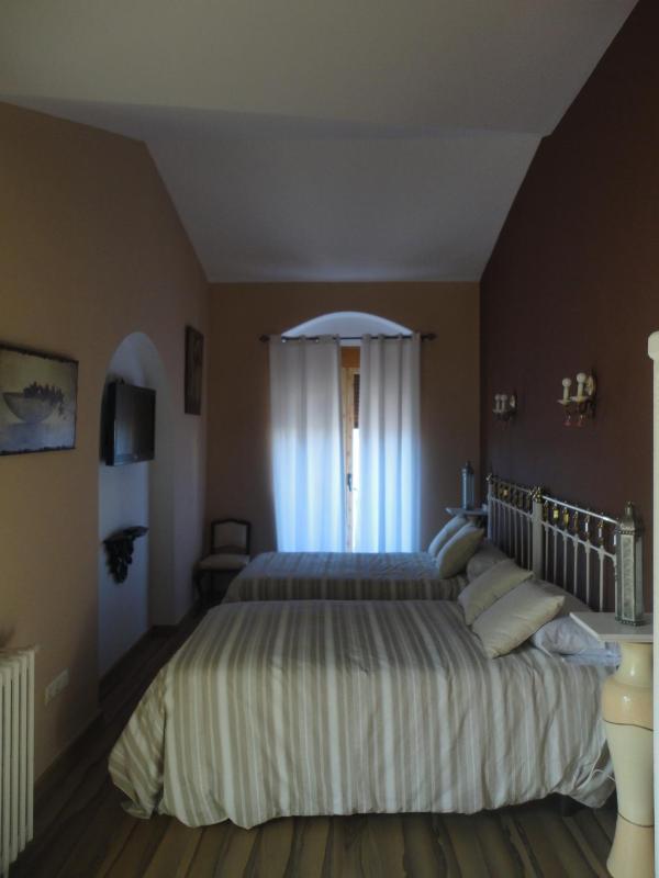 Twin Room image 4