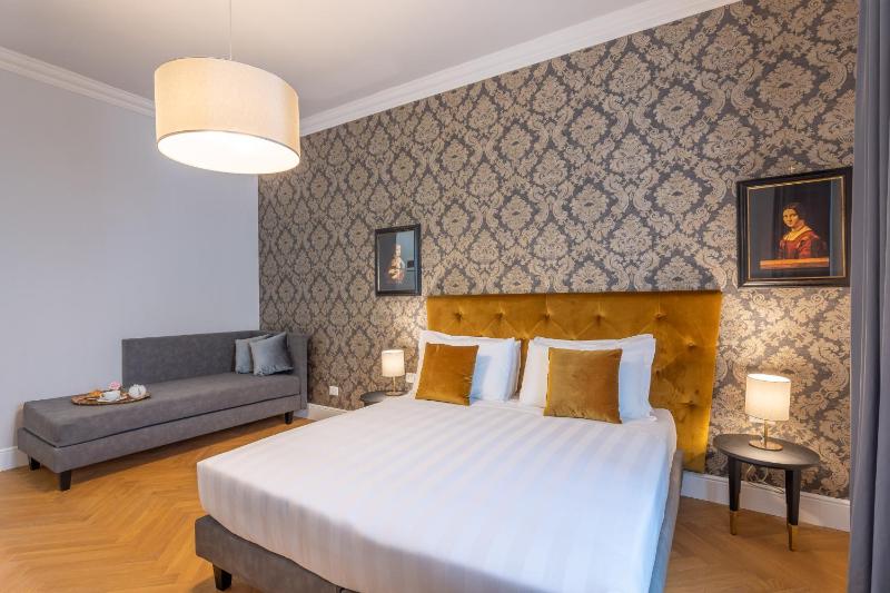 Deluxe Double or Twin Room image 3