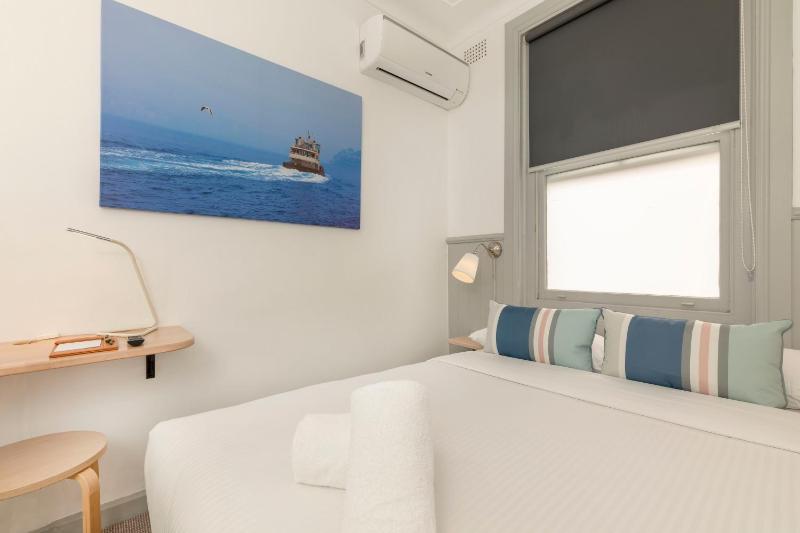 Queen Room with Shared Bathroom image 3