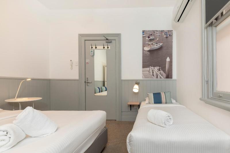 Triple Room with Shared Bathroom image 2