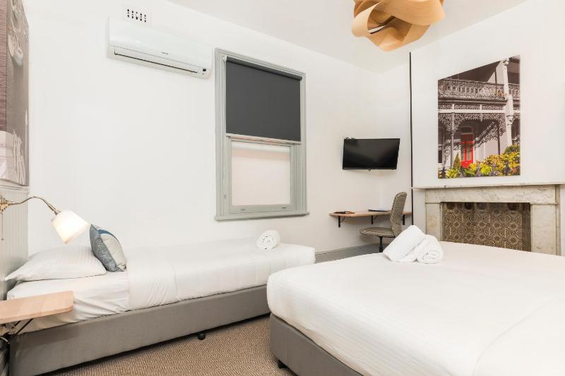 Triple Room with Shared Bathroom image 4