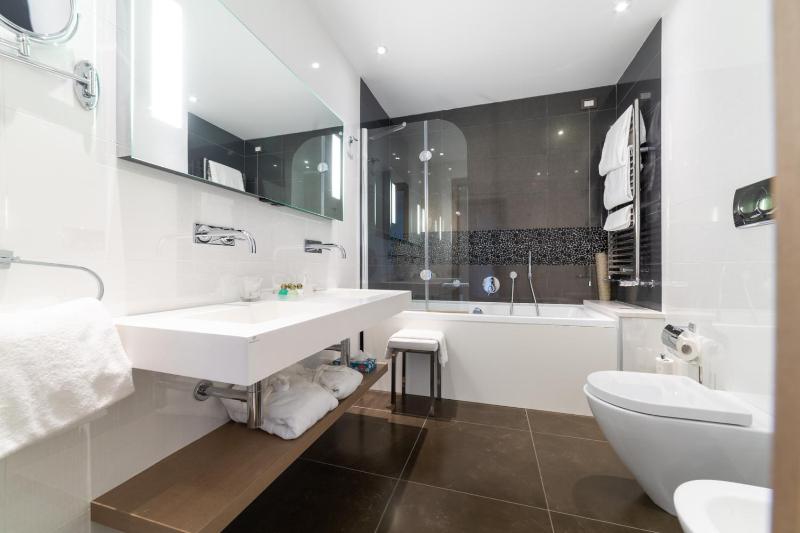Double or Twin Room image 4