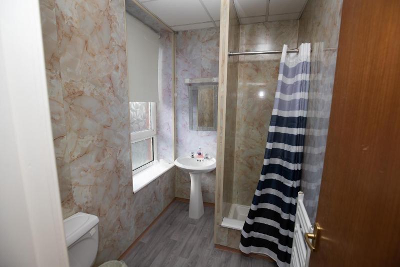 Small Family Room (2 Adults + 1 Child) image 2