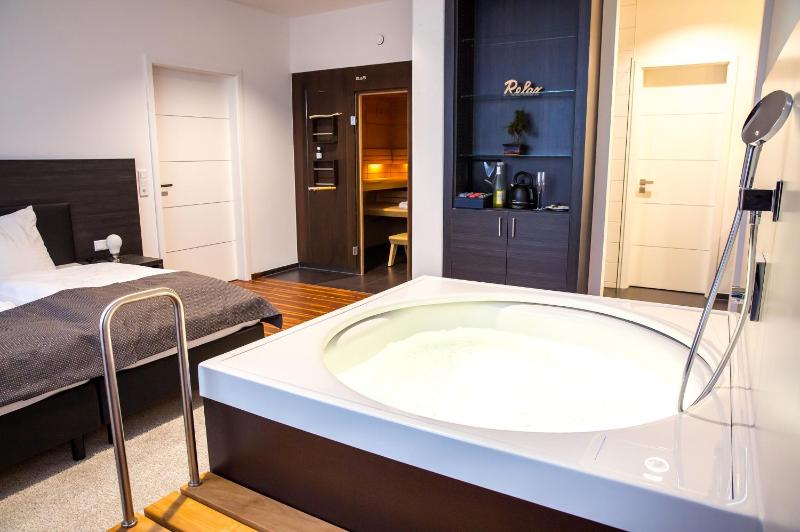 Suite with Hot Tub image 4