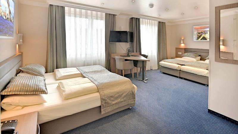 Classic Quadruple Room image 3