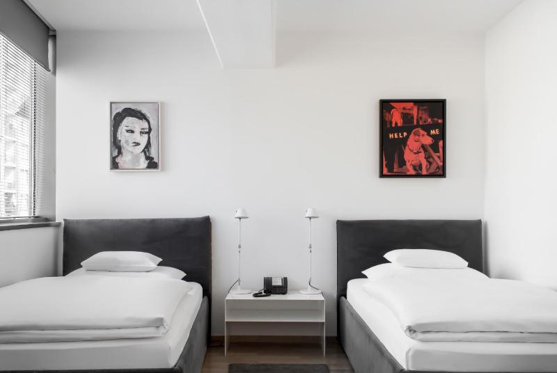 Business Twin Room image 4