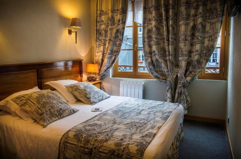 Standard Double Room image 3