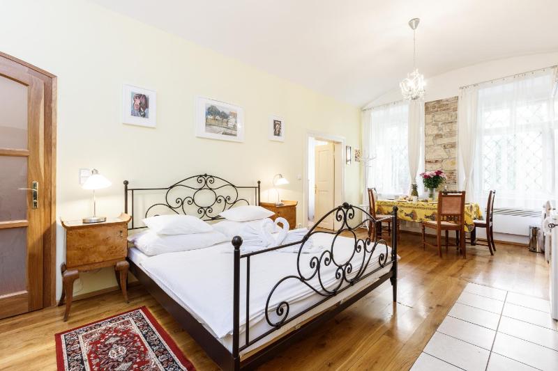 Two-Bedroom Queen Apartment image 1