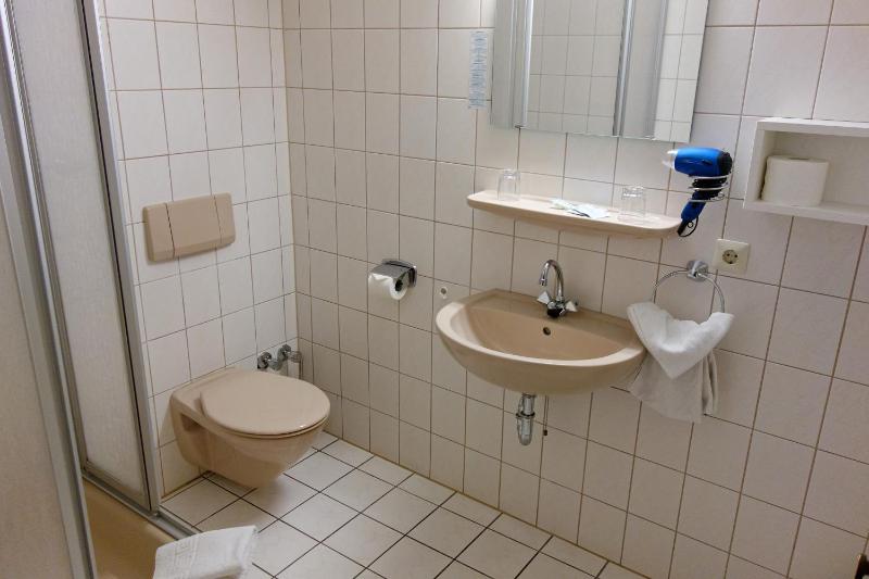 Budget Twin Room image 3