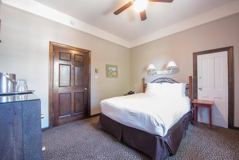 Queen Room image 2