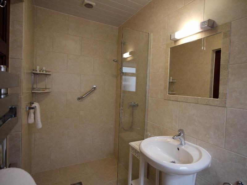 Classic Twin Room image 4