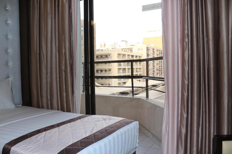 Deluxe Suite with Sea View and Balcony image 3