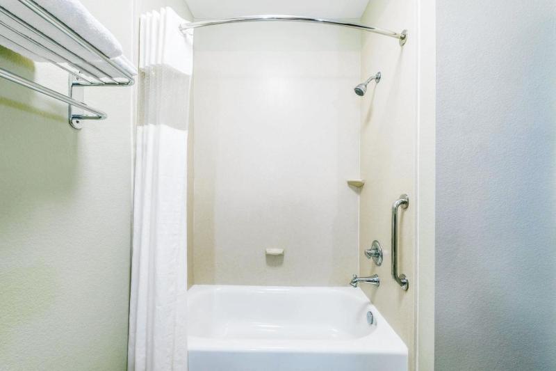 King Room - Non-Smoking image 4
