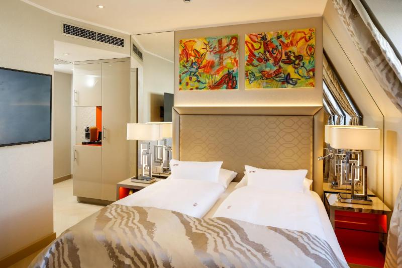 Deluxe Room image 3