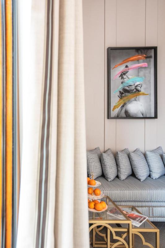 King Deluxe Double Room image 1