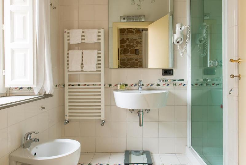 Deluxe King Room image 3