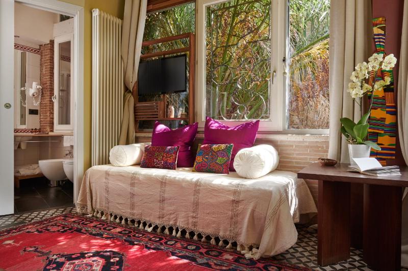 Queen Room with Garden View image 3