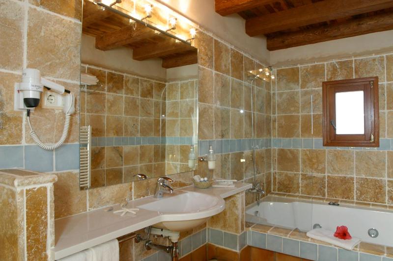 Double Room with Spa Bath image 4