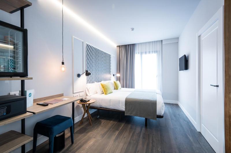 Twin Room image 4