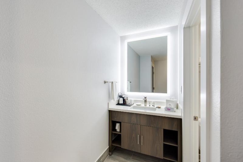 Standard Queen Room image 2