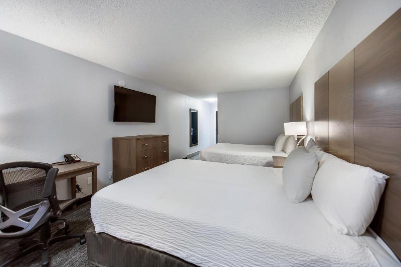 Queen Room with Two Queen Beds image 3