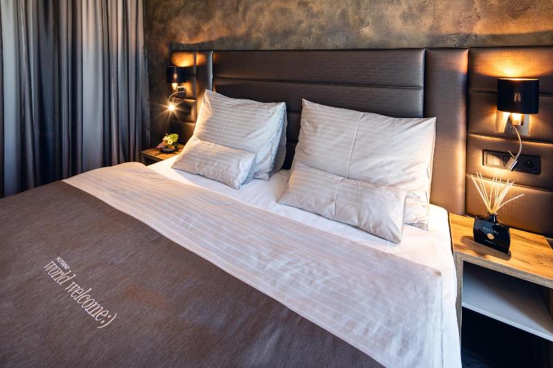 Deluxe Double Room image 4