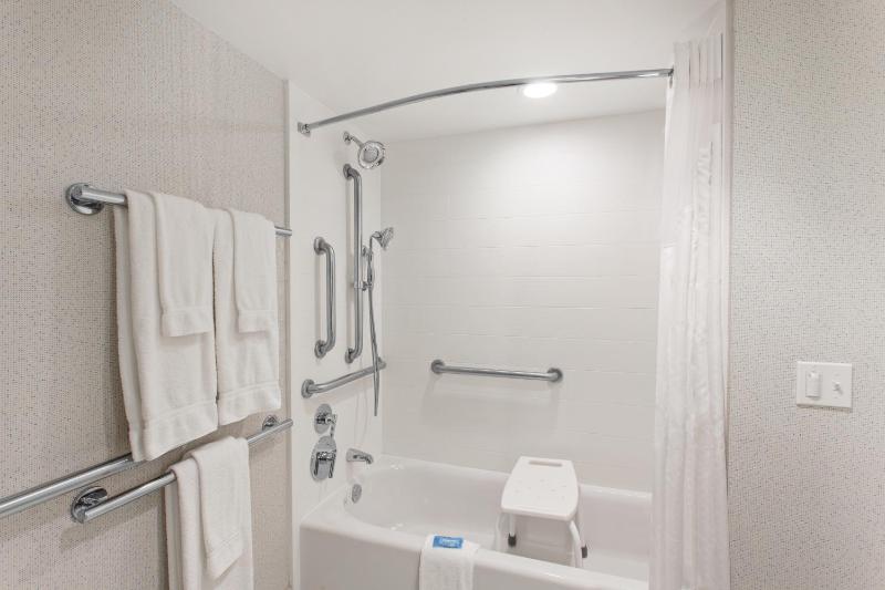 Queen Room - Disability Access image 1
