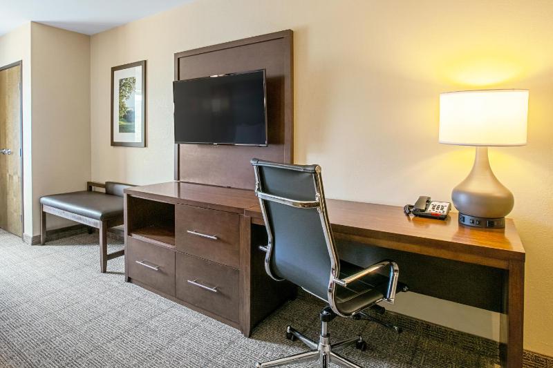 King Suite - Non-Smoking image 3