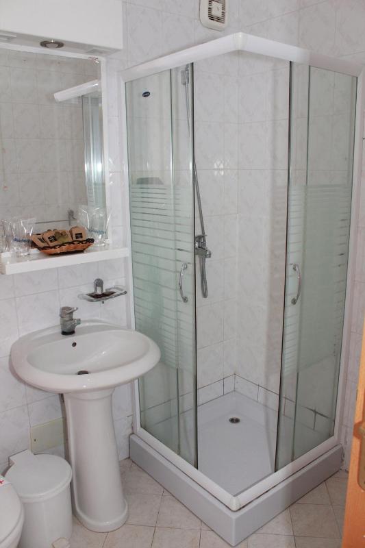 Twin Room image 4
