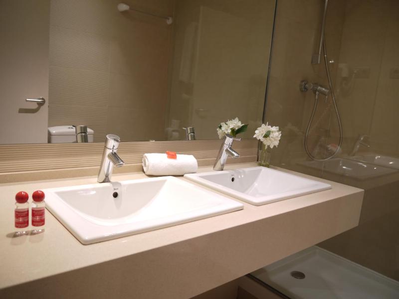 Deluxe Triple Room image 3