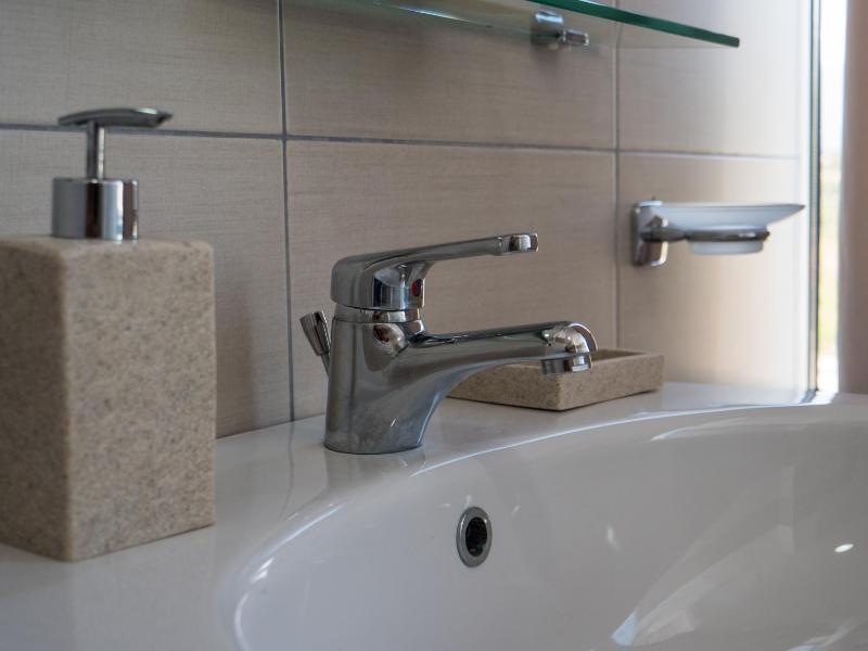 Standard Twin Room image 3