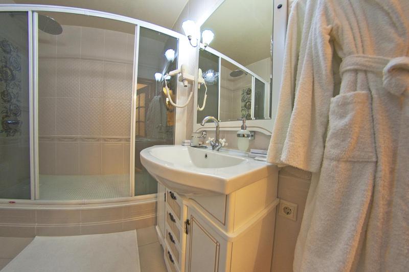 Honeymoon Suite image 3