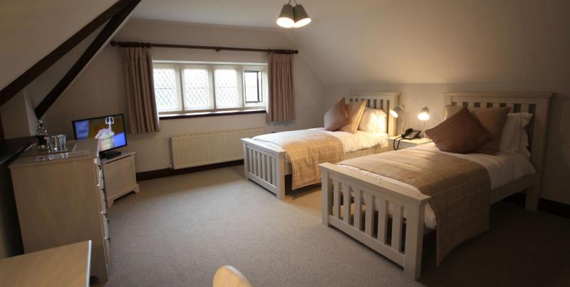 Twin Room image 4