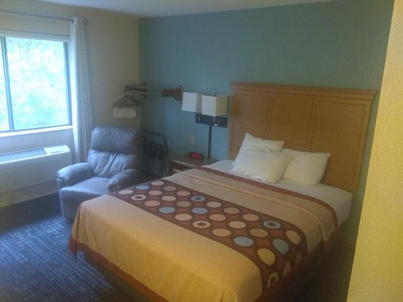 Queen Room - Non-Smoking image 3