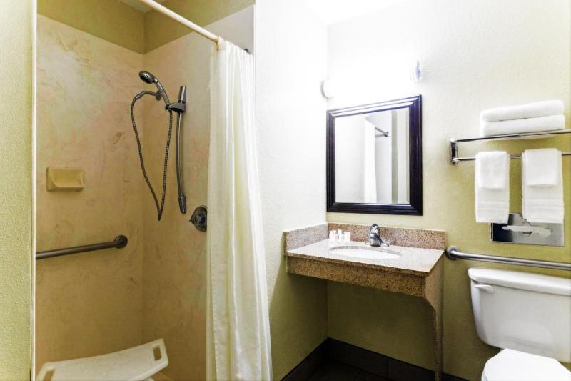 Queen Room - Mobility Access/Non-Smoking image 2
