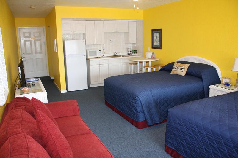 Queen Room with Two Queen Beds and View image 3
