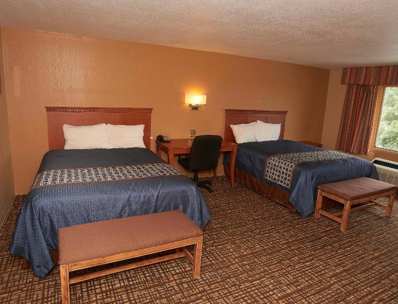 Queen Room with Two Queen Beds image 3