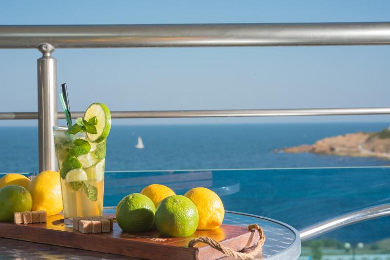 Deluxe Double Room with Sea View image 1
