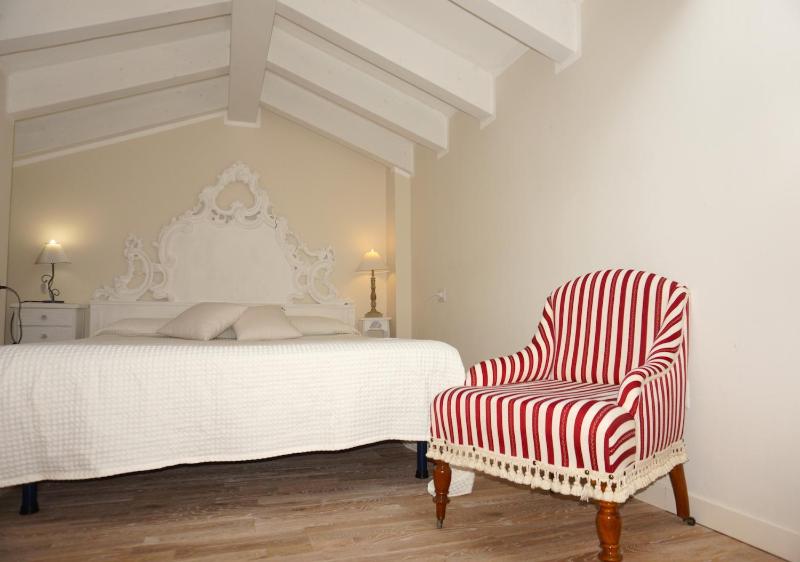 One-Bedroom Apartment - Split Level image 4