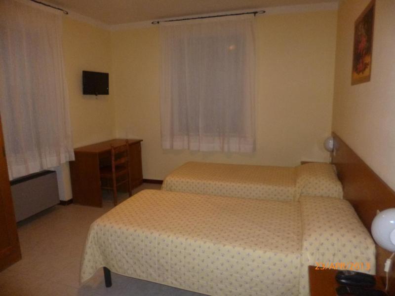 Double or Twin Room image 3